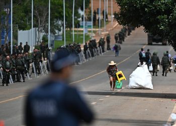 Seguidores del expresidente Jair Bolsonaro salen de las tiendas de campaña en un campamento, hoy, frente al Cuartel General del Ejército, en Brasília (Brasil). EFE