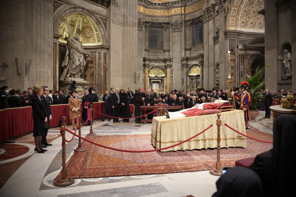 Dictadura de Ortega manda a Moncada a firmar condolencias por muerte de Benedicto XVI