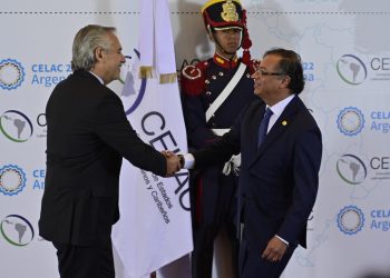 El presidente de Argentina, Alberto Fernández (i), recibe al presidente de Colombia, Gustavo Petro, en el inicio de la cumbre de la Celac, hoy en Buenos Aires (Argentina). EFE/Matías Martín Campaya