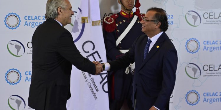 El presidente de Argentina, Alberto Fernández (i), recibe al presidente de Colombia, Gustavo Petro, en el inicio de la cumbre de la Celac, hoy en Buenos Aires (Argentina). EFE/Matías Martín Campaya