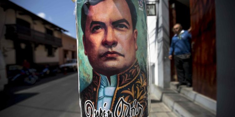 Vista de un cartel del poeta nicaragüense Rubén Darío en una calle,en una fotografía de archivo. EFE