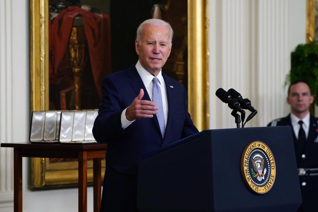 Documentos clasificados en casa de Biden, lo ponen en el centro del escándalo