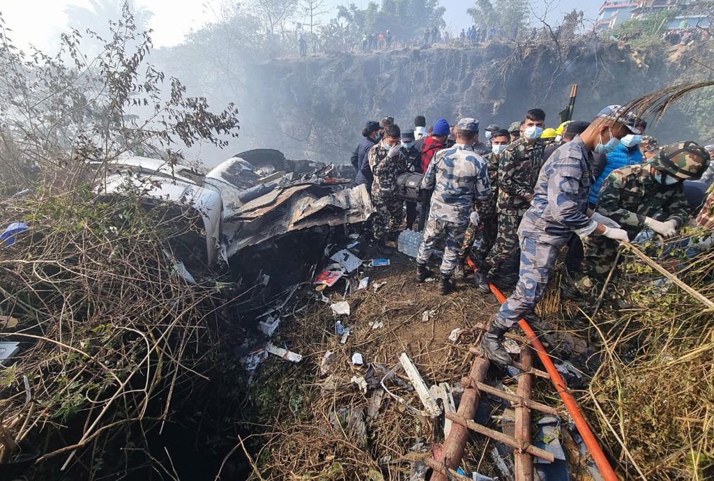Elevan a 30 los muertos por accidente aéreo en Nepal