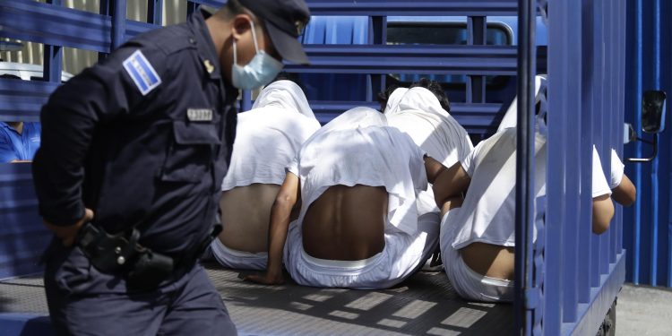 Varios detenidos durante el régimen de excepción son trasladados a la Cárcel de Mujeres, habilitada para reclusos hombres, en Ilopango (El Salvador), en una fotografía de archivo. EFE/ Esteban Biba