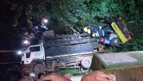 Dos muertos y cinco heridos al caer un camión de un puente en Nueva Guinea