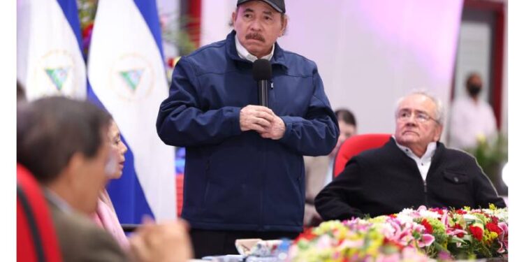 El presidente de Nicaragua, Daniel Ortega (d), en una fotografía de archivo. EFE