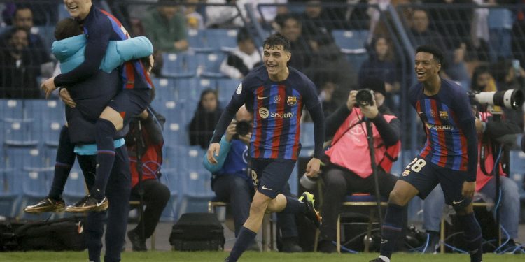 Los jugadores del FC Barcelona: los centrocampistas Gavi, Pedri y el defensa Alejandro Balde, celebran un gol de su equipo durante la final de la Supercopa de España 2023. Foto: EFE / Artículo 66
