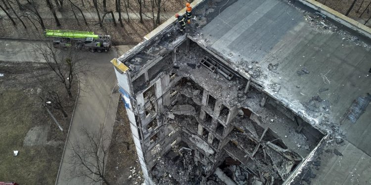 Equipos de rescate ucranianos limpian los escombros de los edificios residenciales dañados por los misiles rusos en Járkov, en Ucrania, el 25 de enero. EFE