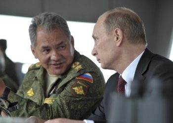 El ministro de Defensa ruso, general Serguéi Shoigu, junto al presidente, Vladimir Putin, en una imagen de archivo. EFE/Alexey Nikolsky, pool
