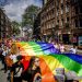 Miles de personas portan una bandera gigante del arcoíris mientras caminan en la Marcha del Orgullo Gay por el centro de Ámsterdam el 29 de julio de 2017. EFE