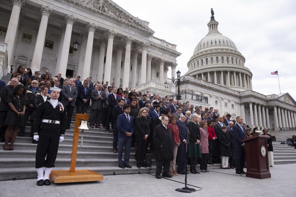 Congresistas demócratas guardan un minuto de silencio en las escaleras del Capitolio de EE.UU., este 6 de enero de 2023, en Washington DC, en honor a las víctimas policiales del asalto a la sede del Congreso hace dos años. EFE/Michael Reynolds