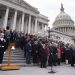 Congresistas demócratas guardan un minuto de silencio en las escaleras del Capitolio de EE.UU., este 6 de enero de 2023, en Washington DC, en honor a las víctimas policiales del asalto a la sede del Congreso hace dos años. EFE/Michael Reynolds