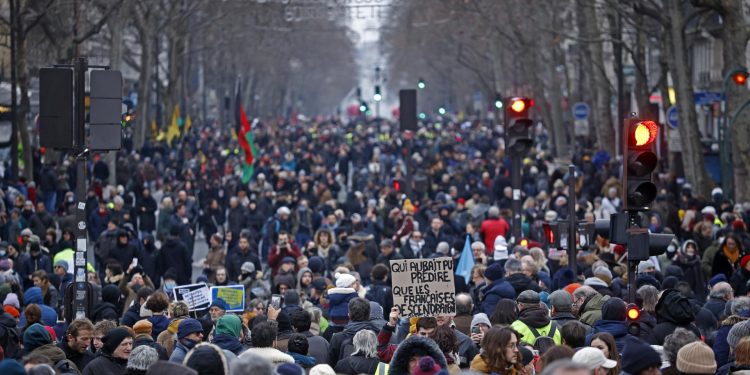 Miles de personas se manifiestan durante una huelga nacional contra la reforma gubernamental del sistema de pensiones en París este 19 de enero. EFE