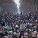 Miles de personas se manifiestan durante una huelga nacional contra la reforma gubernamental del sistema de pensiones en París este 19 de enero. EFE
