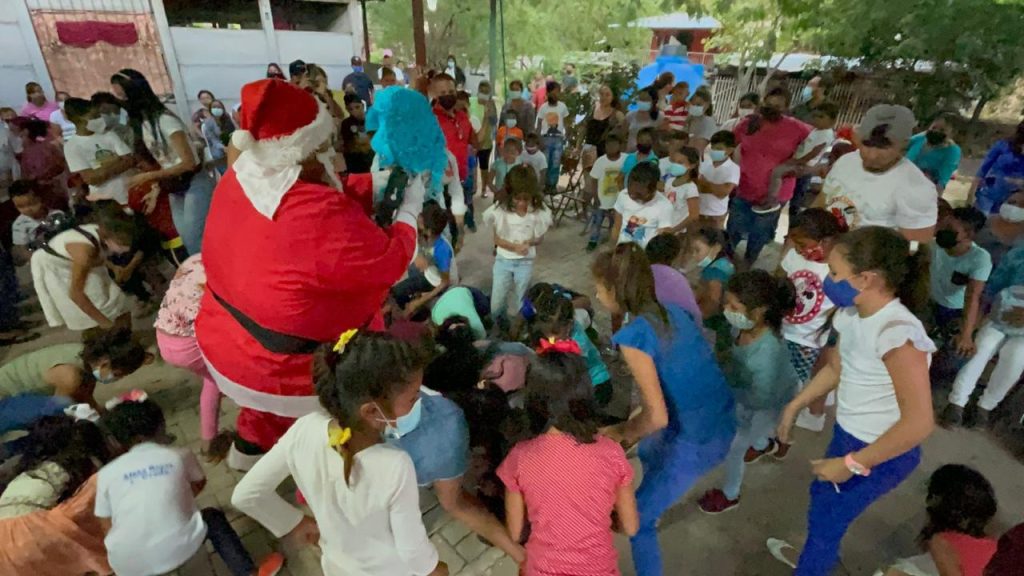 Jóvenes recaudan juguetes y artículos escolares para niños de Granada