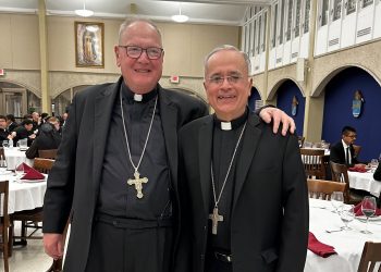 Monseñor Silvio Báez junto al cardenal de New York, Timothy Dolan. Foto tomada de Twitter.