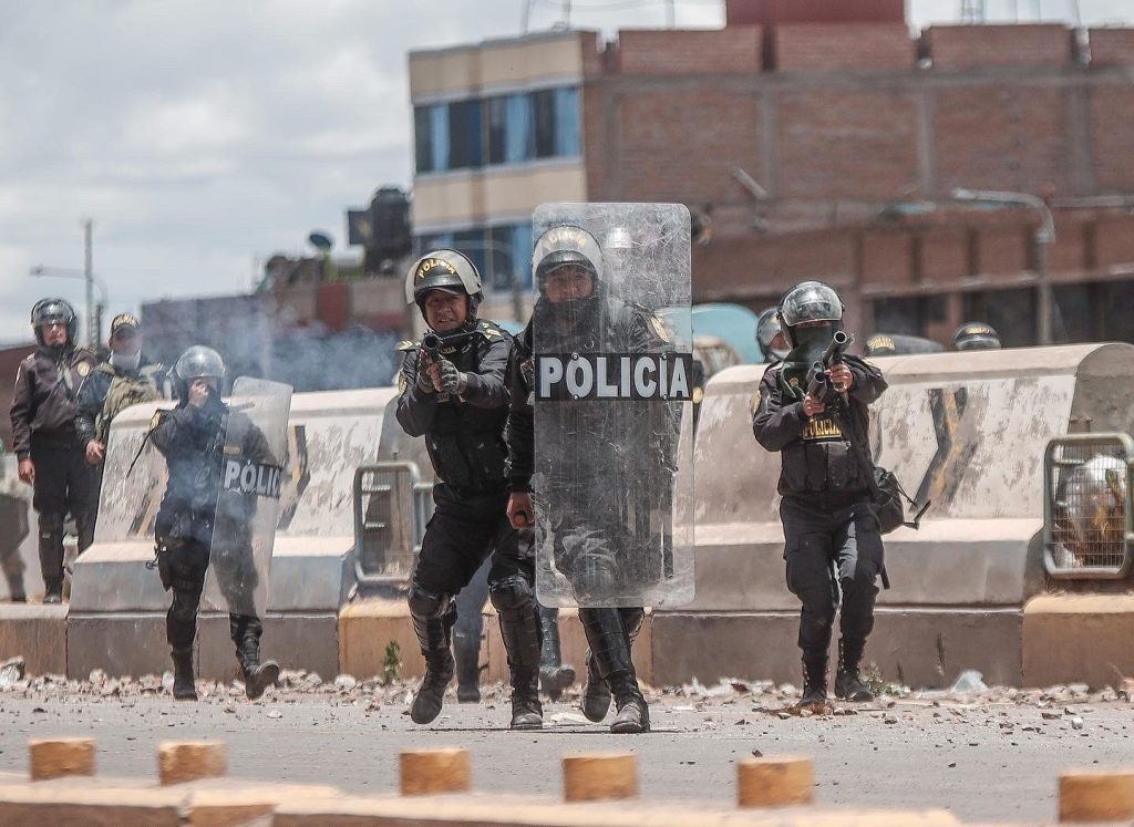 La Policía reprime una marcha hacia Lima, mientras otras provincias se unen a la protesta