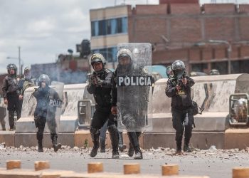 La Policía frena una marcha hacia Lima, mientras otras provincias se unen a la protesta