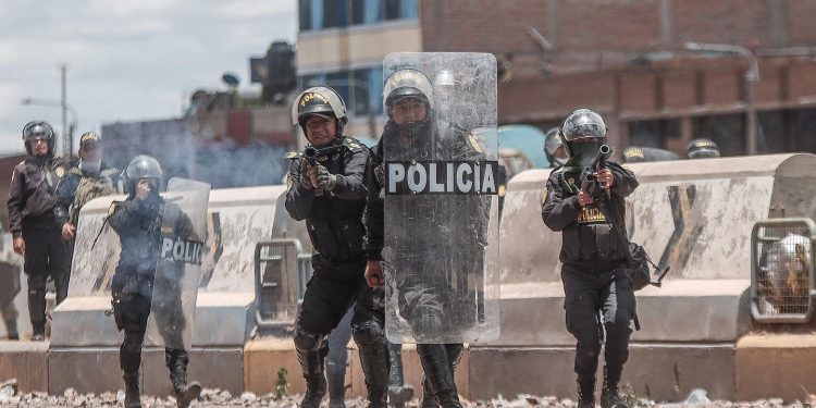 La Policía frena una marcha hacia Lima, mientras otras provincias se unen a la protesta