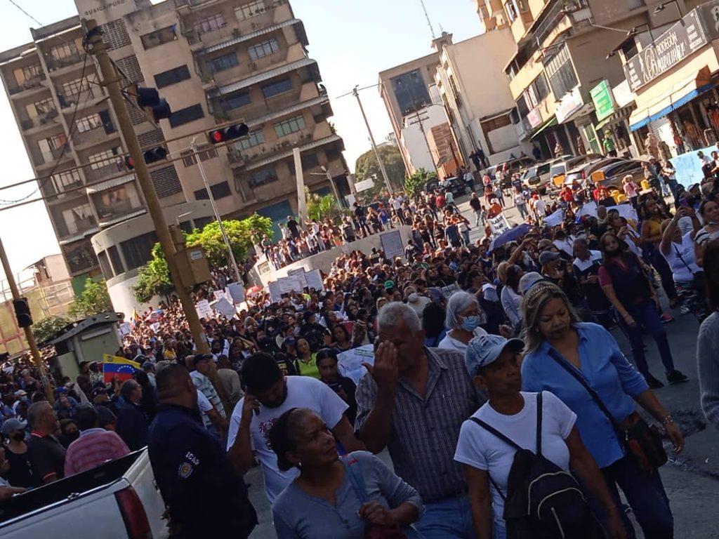 Venezolanos salen a las calles exigiendo aumento de salario