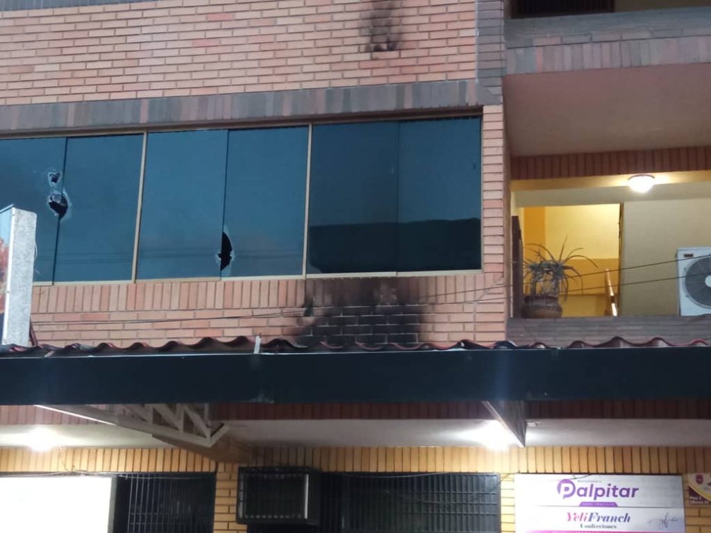 Turbas atacan con piedras edificio de medio digital en Venezuela