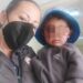 Detienen a mujer que pateó repetidamente a su hijo pequeño en Ecuador