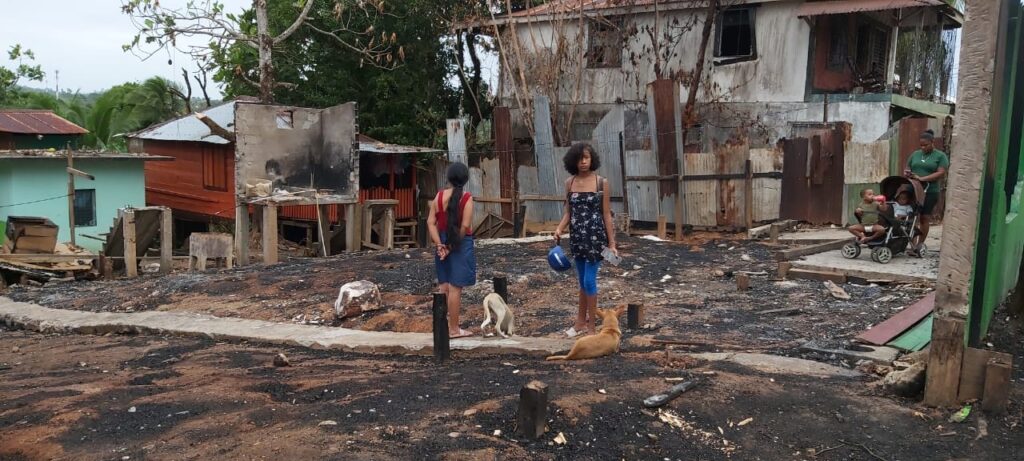 Comunitarios mantienen apoyo a tres familias afectadas por incendio en Bluefields 