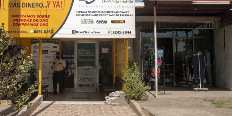 Fotografía de la fachada de varios locales de venta de juguetes hoy, en Managua (Nicaragua). La economía nicaragüense se ha recuperado en los dos últimos años, debido principalmente a un aumento en el valor de las exportaciones y a un nuevo récord en la recepción de remesas de emigrantes, informó este viernes el Banco Central de Nicaragua. EFE