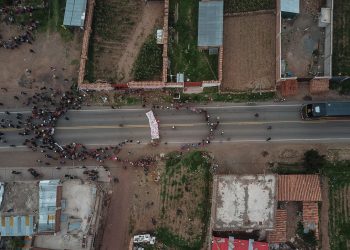 Un grupo de personas bloquean las carreteras en Perú. EFE/Aldair Mejía