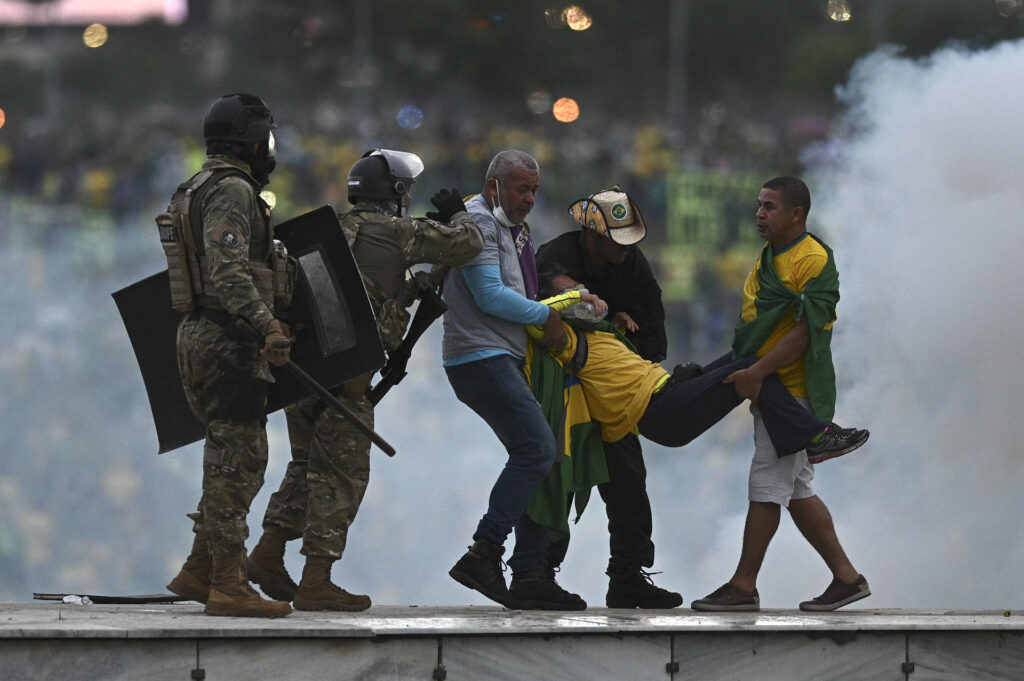 Policías enfrentan a seguidores del expresidente brasileño Jair Bolsonaro que invadían el Palacio de Planalto, sede del Ejecutivo, y la Corte Suprema, en Brasilia (Brasil), el pasado 8 de enero de 2023. EFE