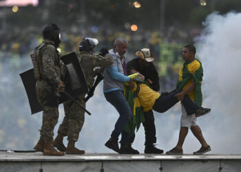 Policías enfrentan a seguidores del expresidente brasileño Jair Bolsonaro que invadían el Palacio de Planalto, sede del Ejecutivo, y la Corte Suprema, en Brasilia (Brasil), el pasado 8 de enero de 2023. EFE