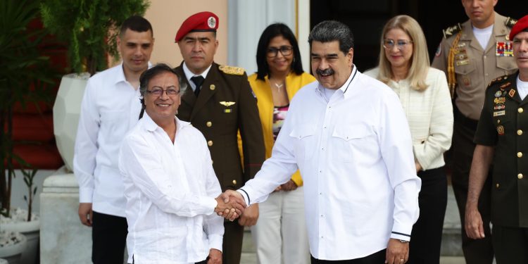 El presidente de Venezuela, Nicolás Maduro (der.) recibe a su homólogo de Colombia, Gustavo Petro, donde ambos mandatarios sostendrán una "reunión bilateral extraordinaria" en Caracas (Venezuela). EFE