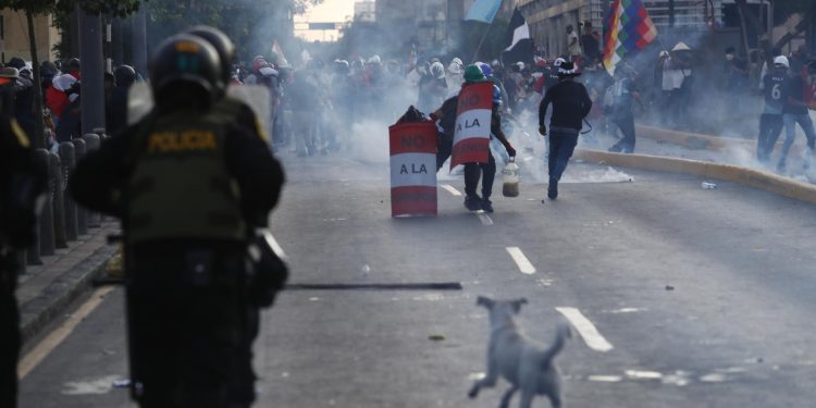 Manifestantes y policías se enfrentan durante una nueva protesta antigubernamental en Lima este 24 de enero. EFE