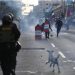 Manifestantes y policías se enfrentan durante una nueva protesta antigubernamental en Lima este 24 de enero. EFE
