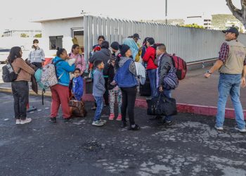 Grupos de migrantes hacen fila para cruzar a Estados Unidos y continuar con su proceso de asilo a través de la garita internacional del Chaparral el 24 de enero de 2023, en Tijuana Baja California (México). EFE/Joebeth Terriquez