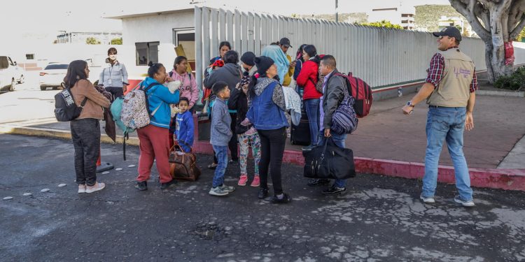 Grupos de migrantes hacen fila para cruzar a Estados Unidos y continuar con su proceso de asilo a través de la garita internacional del Chaparral el 24 de enero de 2023, en Tijuana Baja California (México). EFE/Joebeth Terriquez