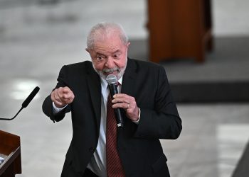 El presidente de Brasil, Luiz Inácio Lula da Silva, habla hoy durante una reunión con representantes de centrales sindicales, en el Palacio de Planalto en Brasilia (Brasil). EFE/André Borges