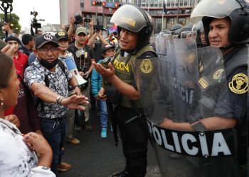 Manifestantes se enfrentan con miembros de la Policía durante una protesta en Lima (Perú). Foto de archivo. EFE/ Paolo Aguilar