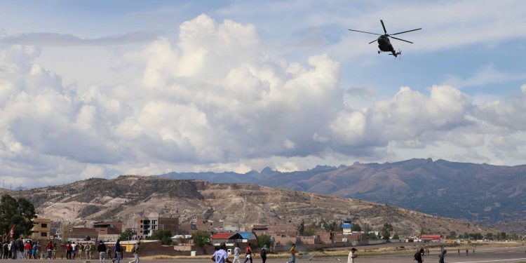 Decenas de personas ingresan al aeropuerto de Ayacucho, en una fotografía de archivo. EFE
