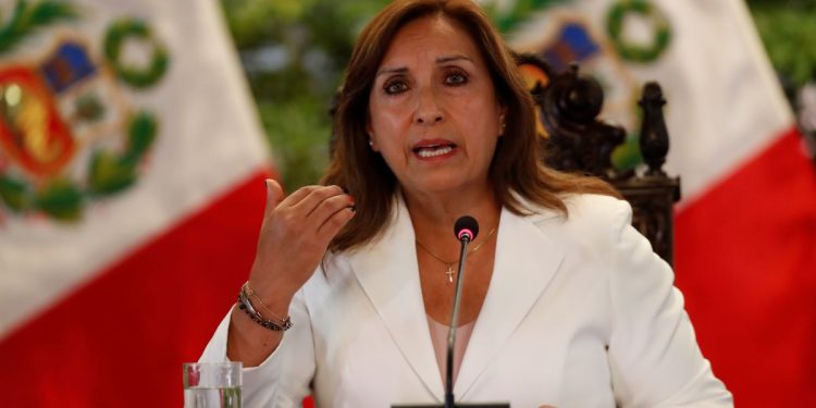 La presidenta de Perú, Dina Boluarte, ofrece una rueda de prensa hoy, en Lima (Perú). EFE