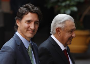 El presidente de México, Andrés Manuel López Obrador, junto al primer ministro de Canadá, Justin Trudeau, se dirigen a la firma de acuerdos bilaterales tras su reunión ayer, en el Palacio Nacional en Ciudad de México (México). EFE