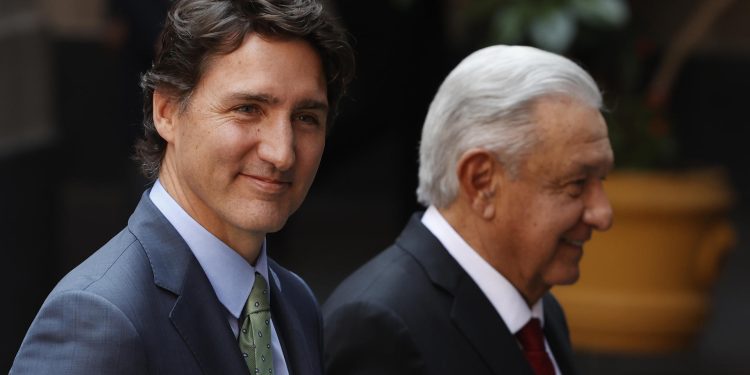 El presidente de México, Andrés Manuel López Obrador, junto al primer ministro de Canadá, Justin Trudeau, se dirigen a la firma de acuerdos bilaterales tras su reunión ayer, en el Palacio Nacional en Ciudad de México (México). EFE