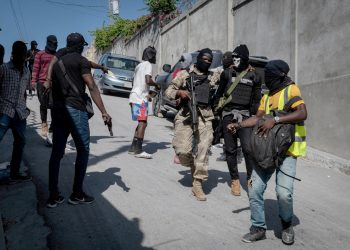 Policías bloquean una calle en el marco de las protestas, en Puerto Príncipe (Haití), este 26 de enero de 2023. EFE/Johnson Sabin