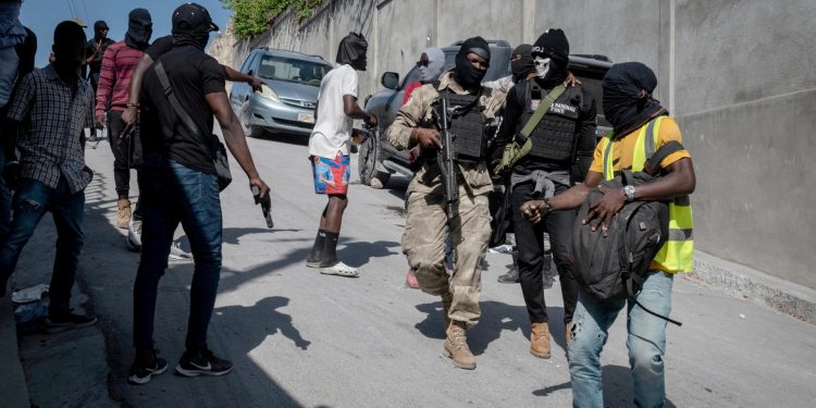 Policías bloquean una calle en el marco de las protestas, en Puerto Príncipe (Haití), este 26 de enero de 2023. EFE/Johnson Sabin