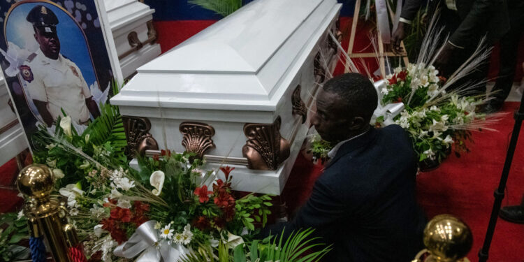 Familiares y agentes despiden a tres de los catorce policías asesinados en las dos ultimas semanas por bandas armadas, hoy en su funeral, en Puerto Príncipe (Haití). El ataque de grupos armados la semana pasada en el que murieron los policías fue supuestamente planificado en Puerto Príncipe por tres altos cargos de la Policía Nacional de Haití (PNH), según informaron este lunes medios locales. EFE