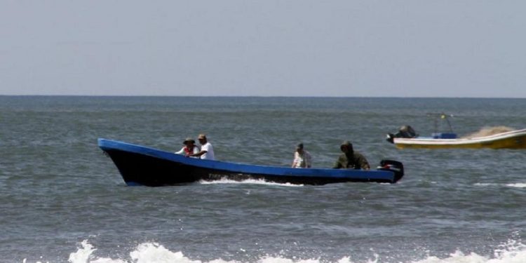 Rescatan a 4 pescadores en Nicaragua tras desaparecer en el océano Pacífico