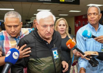 Former Panamanian President Ricardo Martinelli is seen before the arrival of his two sons, Luis Enrique Martinelli and Ricardo Martinelli Jr., at the Tocumen International Airport in Panama City on January 25, 2023. - The two sons of former Panamanian President Ricardo Martinelli, released this Wednesday after serving a sentence in the United States for receiving bribes from the Brazilian construction company Odebrecht, will be released upon return to Panama, their lawyer said. (Photo by Gabriel Rodriguez / AFP)