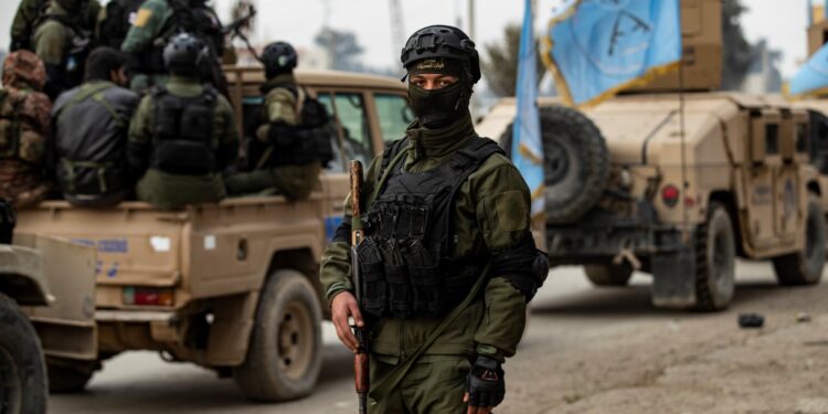 Syrian Kurdish Asayish security forces deploy during a raid against suspected Islamic State group fighters in Raqa, the jihadist group's former defacto capital in Syria, on January 28, 2023. - After the jihadists lost their last scraps of territory following a military onslaught backed by the coalition in March 2019, IS remnants in Syria mostly retreated into desert hideouts in the country's east. They have since used such hideouts to ambush Kurdish-led forces and Syrian government troops while continuing to mount attacks in Iraq. (Photo by Delil SOULEIMAN / AFP)
