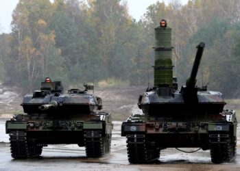 Esta foto de archivo tomada el 13 de octubre de 2017 muestra a soldados en tanques de batalla principales Leopard 2 A7 de las fuerzas armadas alemanas Bundeswehr durante una práctica educativa informativa "Ejercicio de operación terrestre 2017" en el área de entrenamiento militar en Munster, norte de Alemania. - Noruega comprará 54 tanques Leopard 2 de nueva generación para reemplazar sus versiones anteriores del mismo modelo, y tiene una opción para otros 18, anunció el gobierno el 3 de febrero de 2023. (Foto de PATRIK STOLLARZ / AFP)
