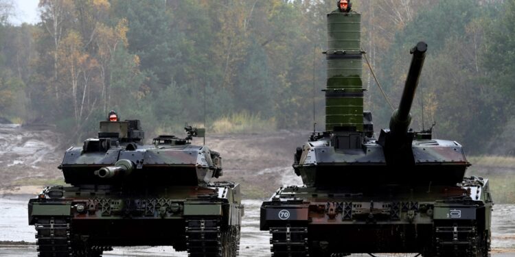 Esta foto de archivo tomada el 13 de octubre de 2017 muestra a soldados en tanques de batalla principales Leopard 2 A7 de las fuerzas armadas alemanas Bundeswehr durante una práctica educativa informativa "Ejercicio de operación terrestre 2017" en el área de entrenamiento militar en Munster, norte de Alemania. - Noruega comprará 54 tanques Leopard 2 de nueva generación para reemplazar sus versiones anteriores del mismo modelo, y tiene una opción para otros 18, anunció el gobierno el 3 de febrero de 2023. (Foto de PATRIK STOLLARZ / AFP)